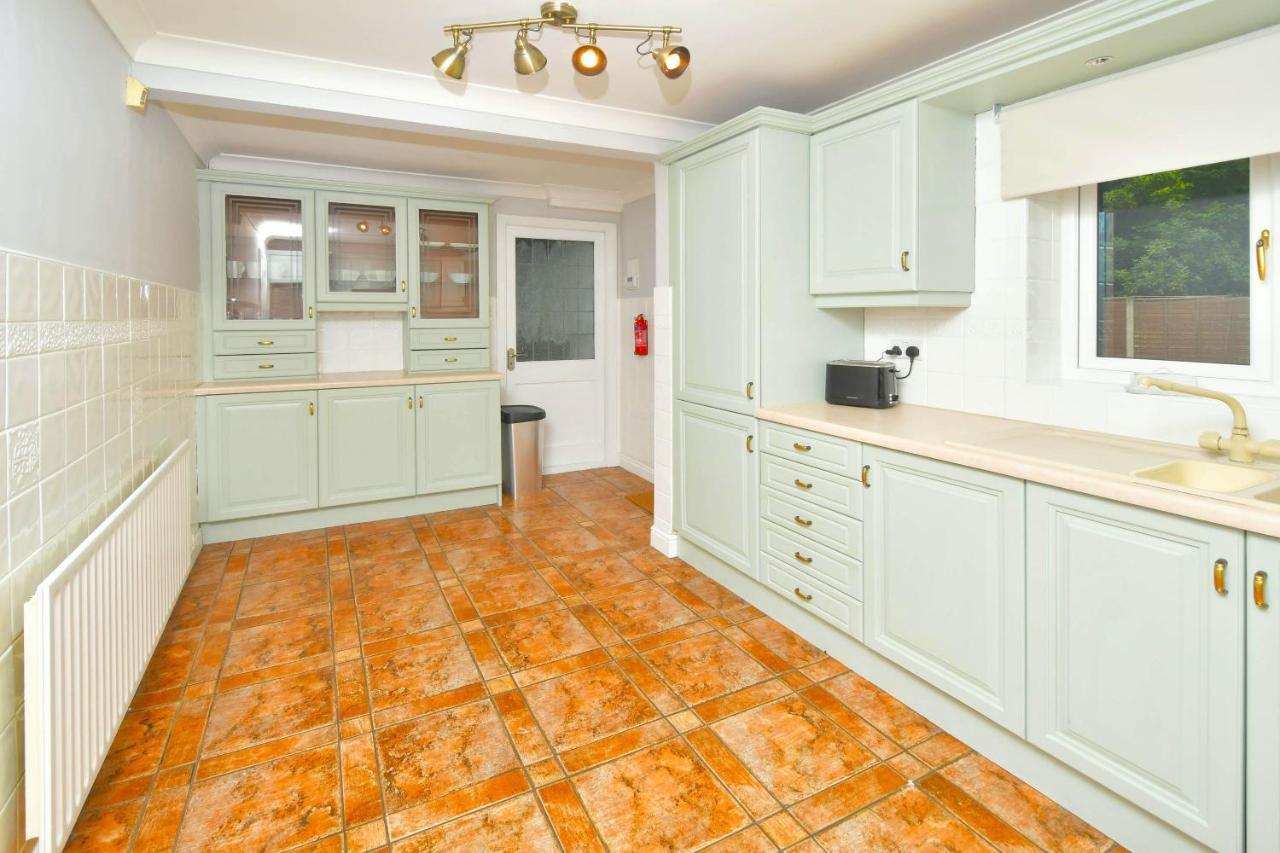 The Glade By Yourstays Huge Single Detached Holiday Home With Big Garden Newcastle-under-Lyme Exterior foto