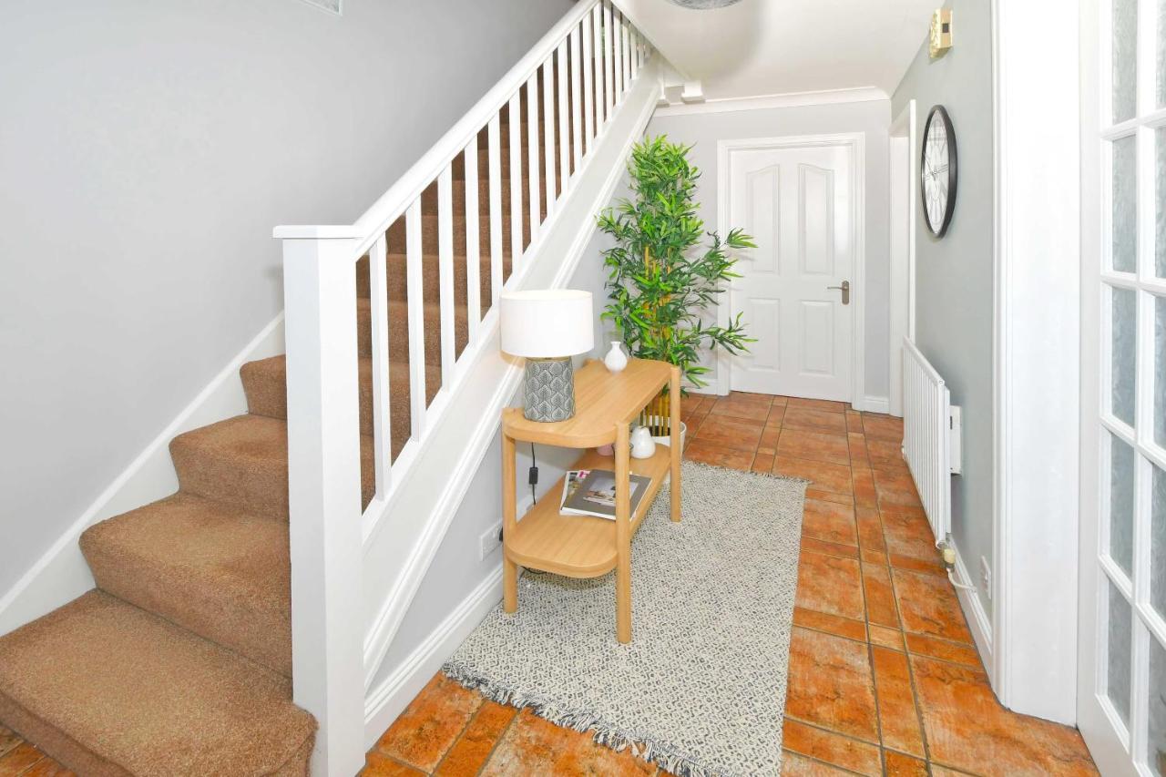 The Glade By Yourstays Huge Single Detached Holiday Home With Big Garden Newcastle-under-Lyme Exterior foto