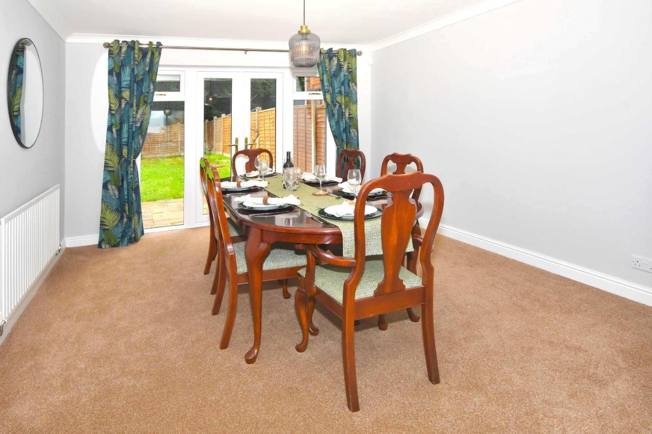 The Glade By Yourstays Huge Single Detached Holiday Home With Big Garden Newcastle-under-Lyme Exterior foto