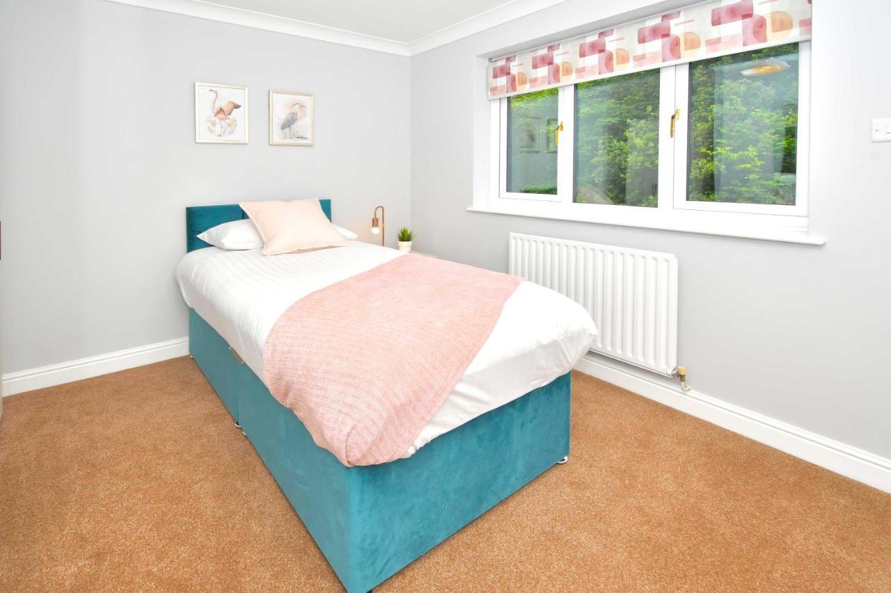 The Glade By Yourstays Huge Single Detached Holiday Home With Big Garden Newcastle-under-Lyme Exterior foto