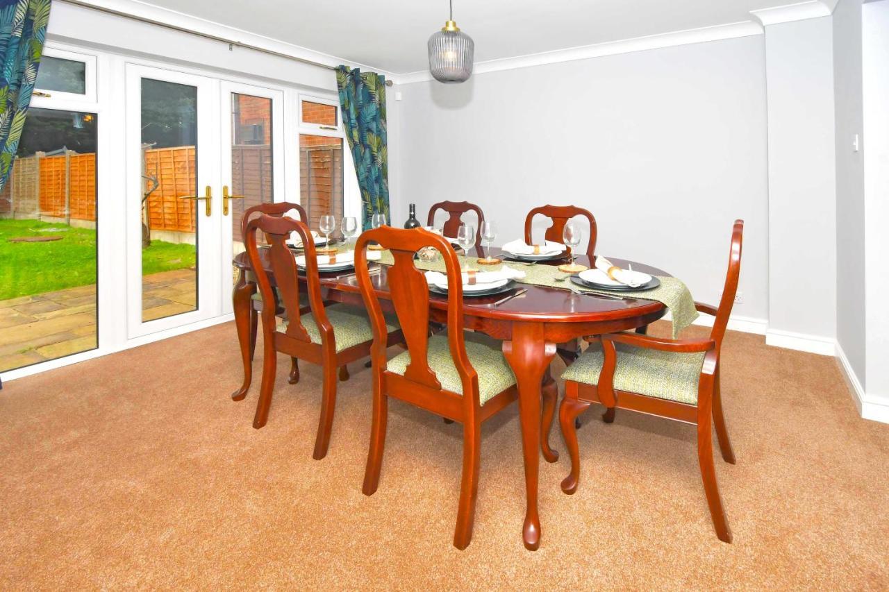 The Glade By Yourstays Huge Single Detached Holiday Home With Big Garden Newcastle-under-Lyme Exterior foto