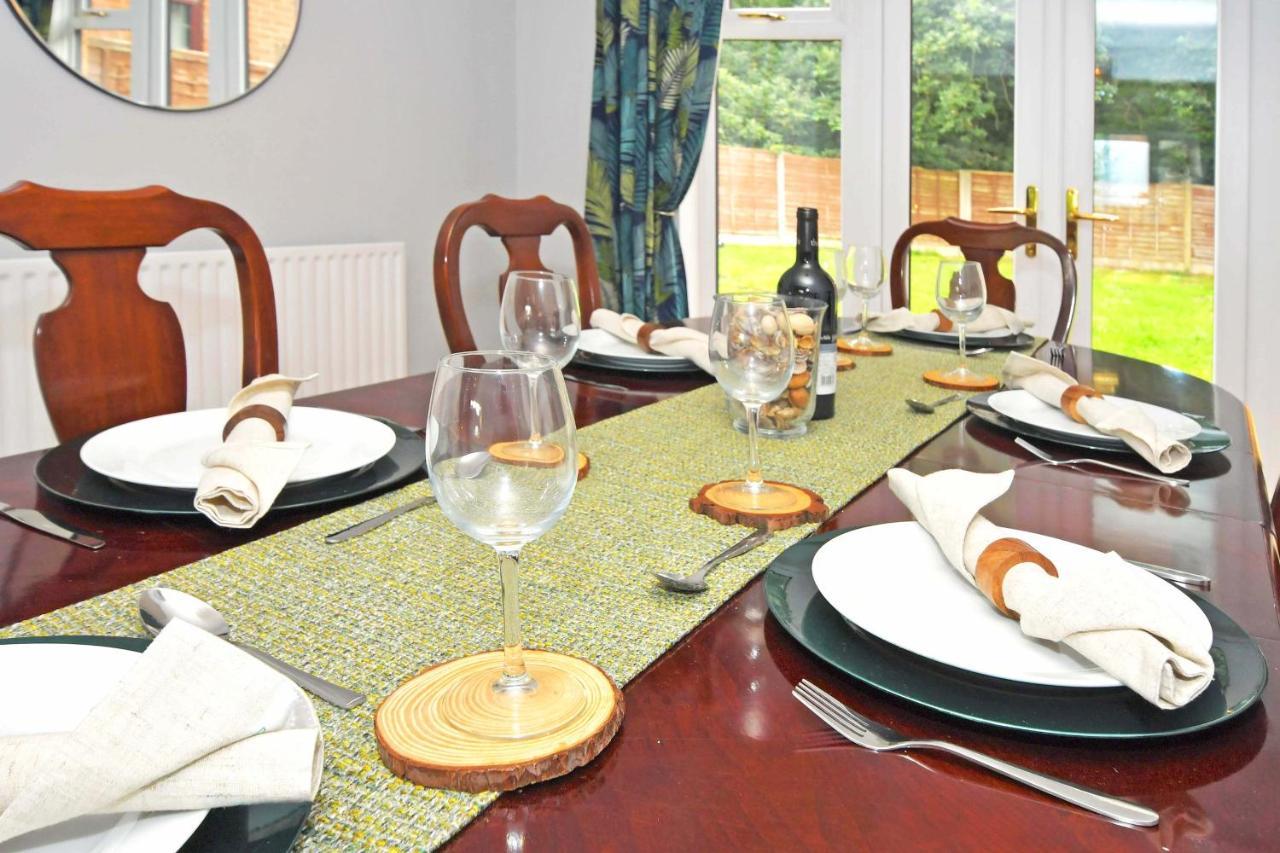 The Glade By Yourstays Huge Single Detached Holiday Home With Big Garden Newcastle-under-Lyme Exterior foto