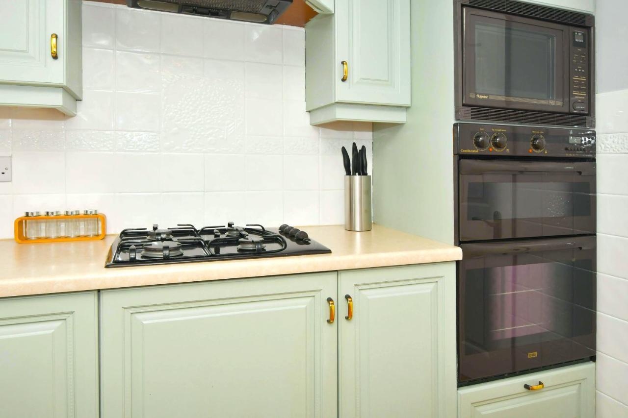 The Glade By Yourstays Huge Single Detached Holiday Home With Big Garden Newcastle-under-Lyme Exterior foto