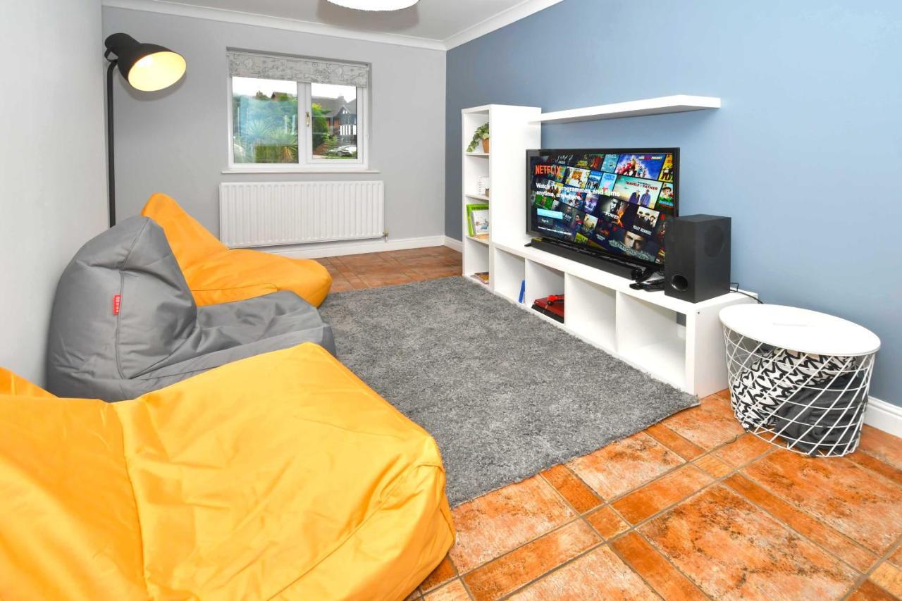 The Glade By Yourstays Huge Single Detached Holiday Home With Big Garden Newcastle-under-Lyme Exterior foto