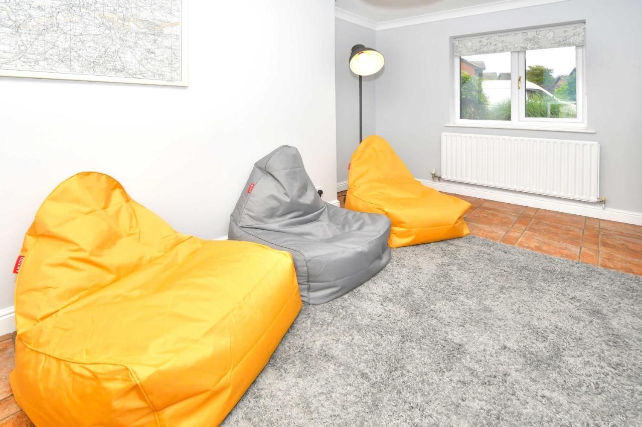 The Glade By Yourstays Huge Single Detached Holiday Home With Big Garden Newcastle-under-Lyme Exterior foto