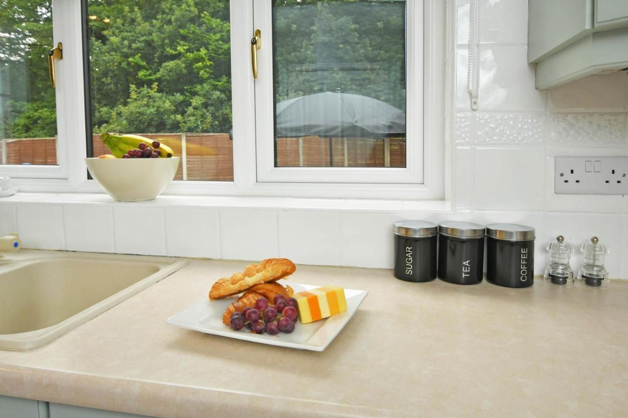 The Glade By Yourstays Huge Single Detached Holiday Home With Big Garden Newcastle-under-Lyme Exterior foto