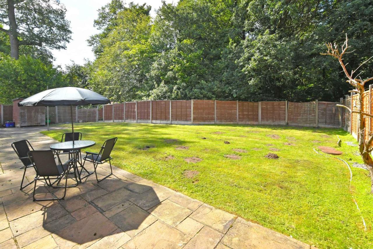 The Glade By Yourstays Huge Single Detached Holiday Home With Big Garden Newcastle-under-Lyme Exterior foto