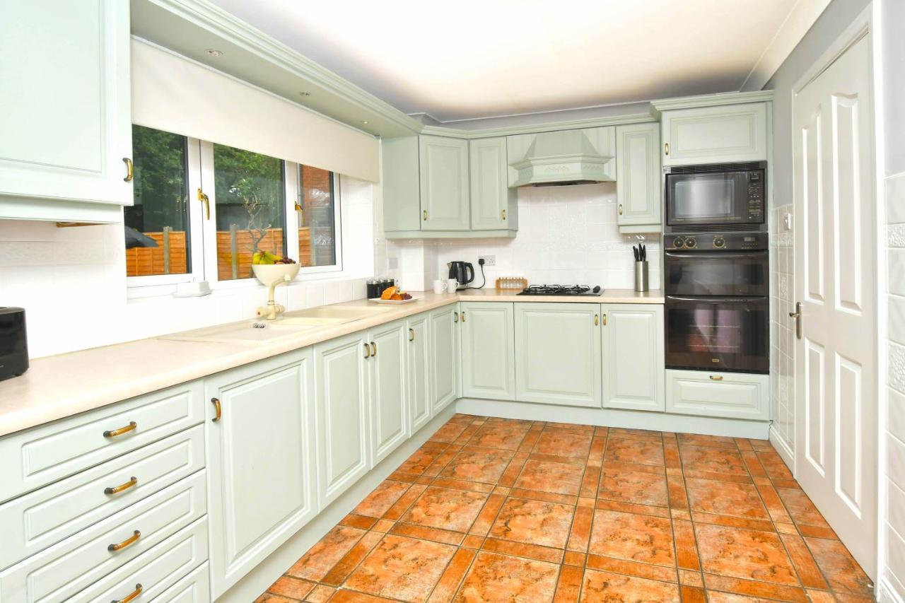 The Glade By Yourstays Huge Single Detached Holiday Home With Big Garden Newcastle-under-Lyme Exterior foto
