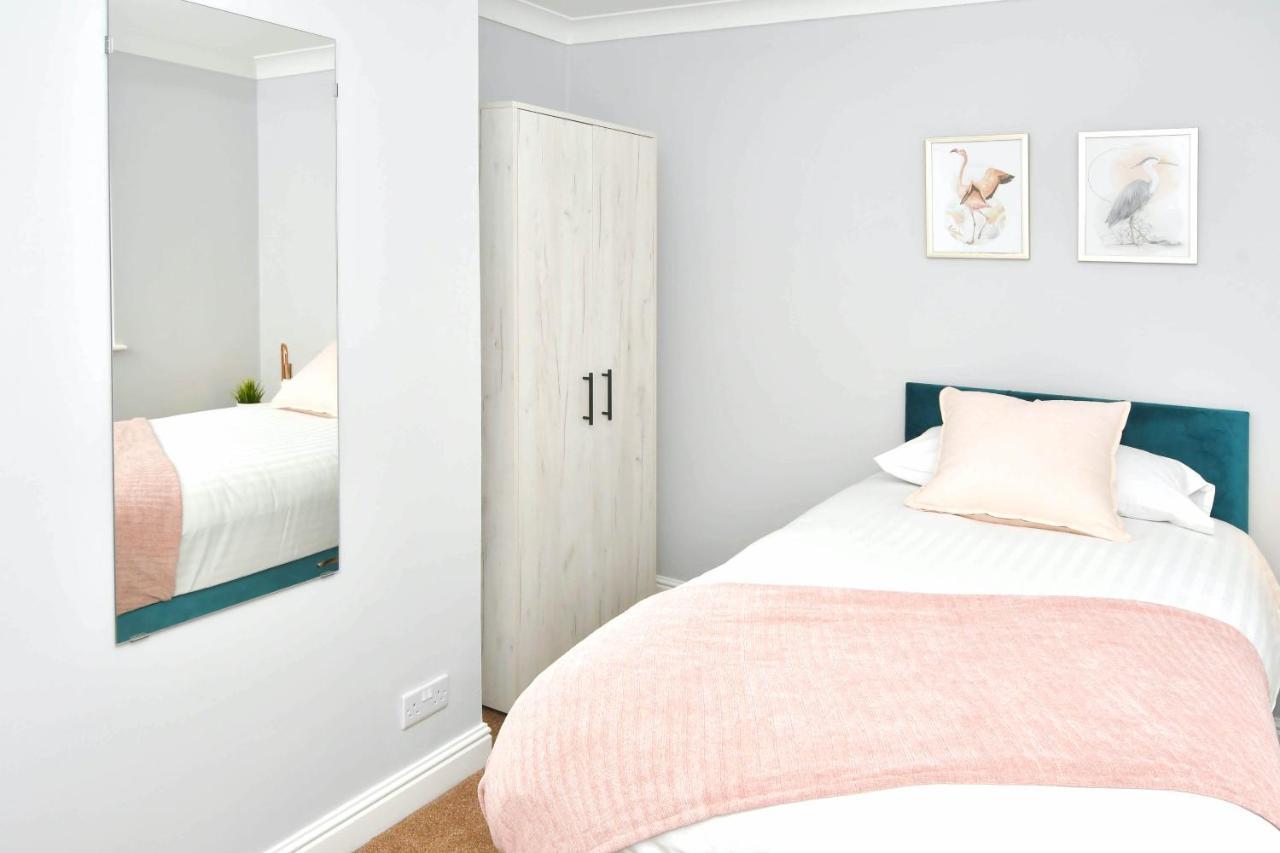 The Glade By Yourstays Huge Single Detached Holiday Home With Big Garden Newcastle-under-Lyme Exterior foto