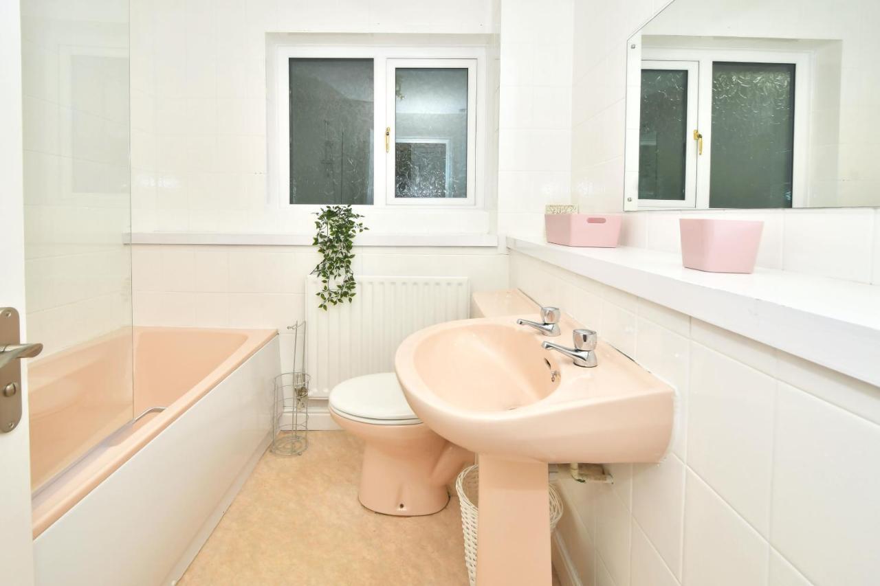 The Glade By Yourstays Huge Single Detached Holiday Home With Big Garden Newcastle-under-Lyme Exterior foto