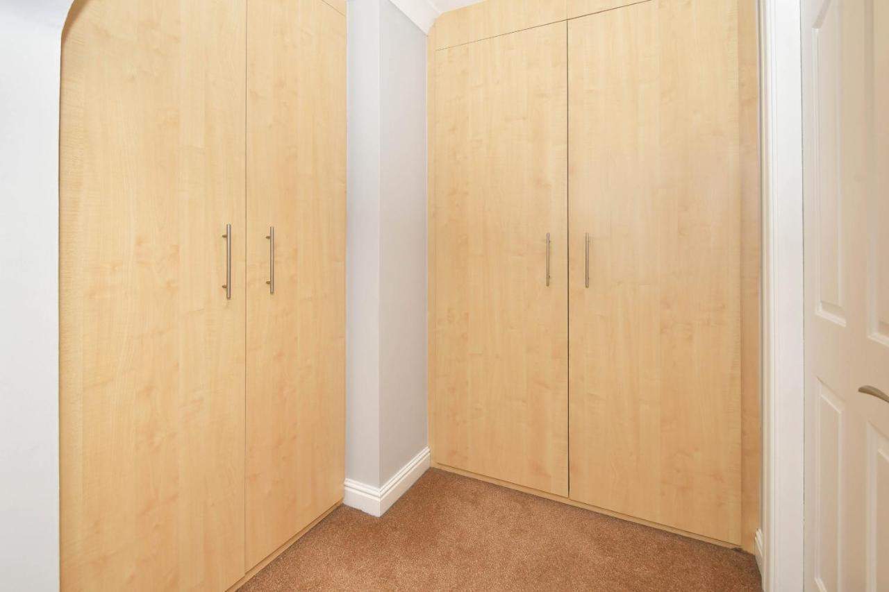 The Glade By Yourstays Huge Single Detached Holiday Home With Big Garden Newcastle-under-Lyme Exterior foto