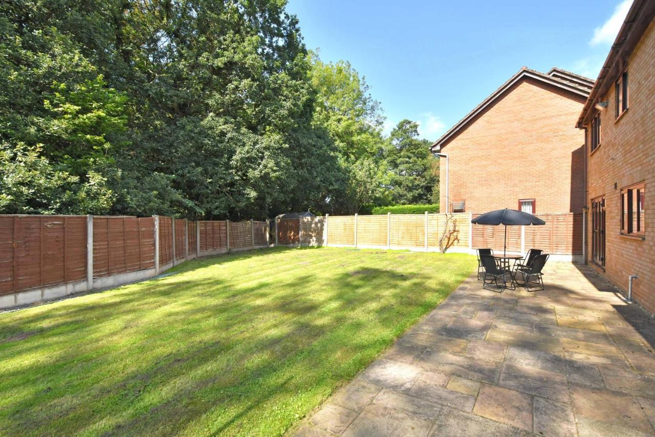 The Glade By Yourstays Huge Single Detached Holiday Home With Big Garden Newcastle-under-Lyme Exterior foto